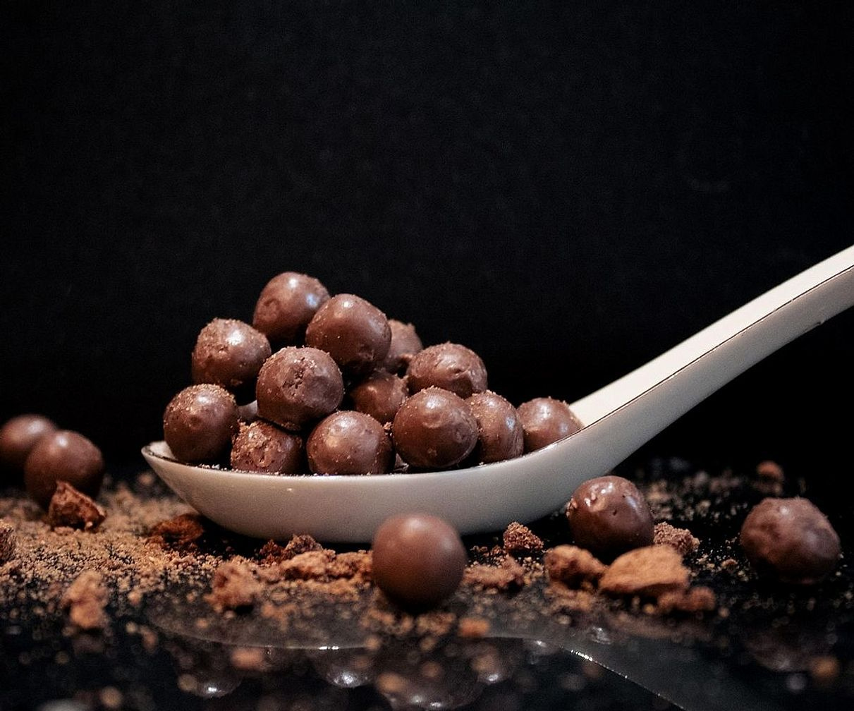 Mostrador de la tienda repleto de golosinas, chocolates y chupetines